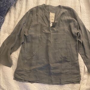 Yume Woman’s Gray V-Neck shirt